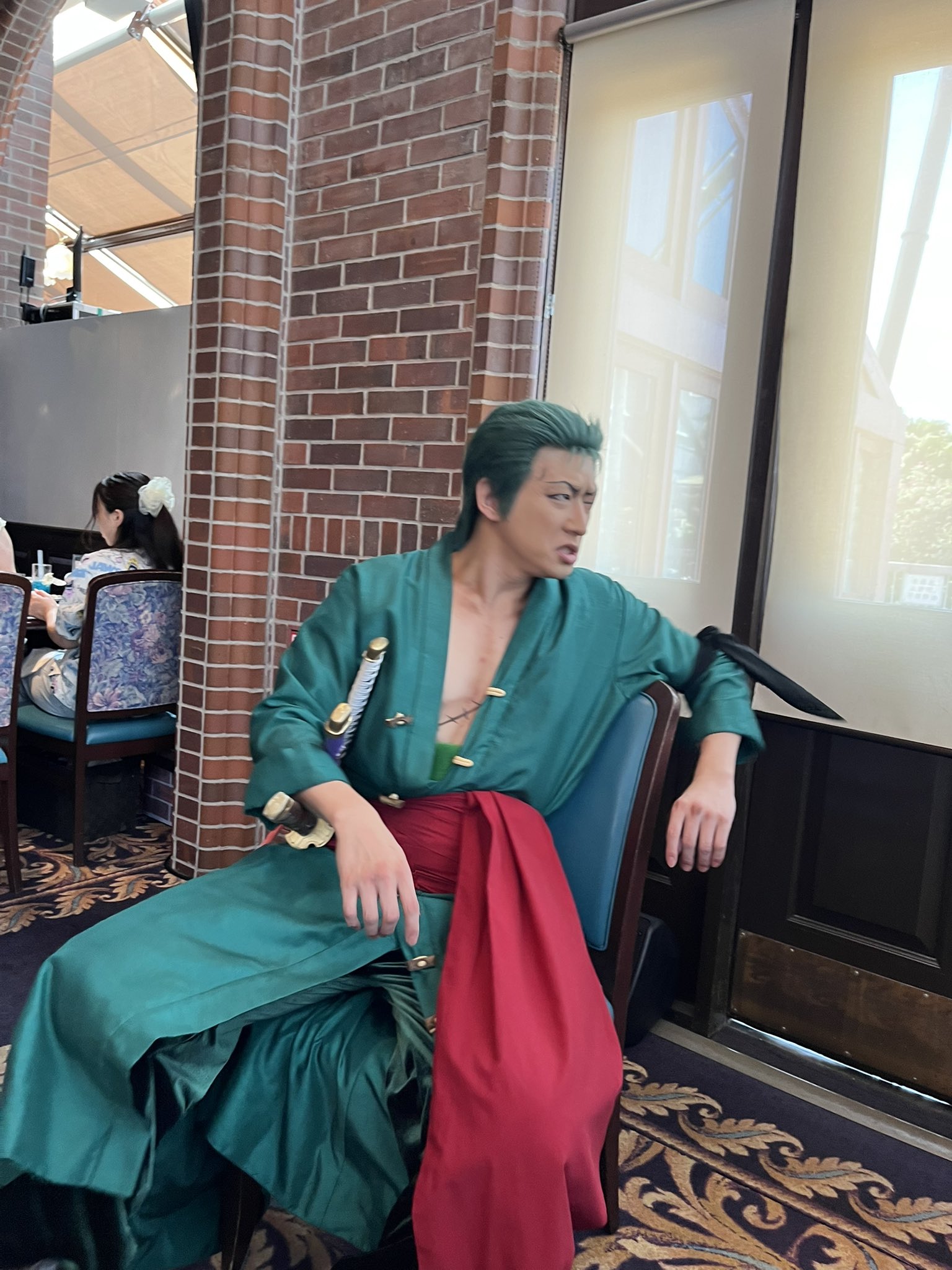 楽一番のワンピース 鮮やかブルーのバードが飛びかうワンピース E00264 | EMMA GRAND