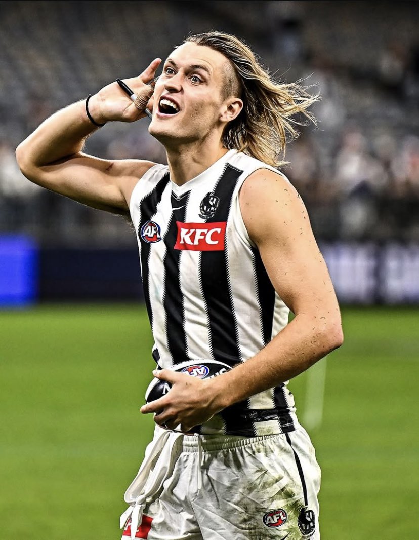 DARCY MOORE, TAKING A FUCKING BOW 👑