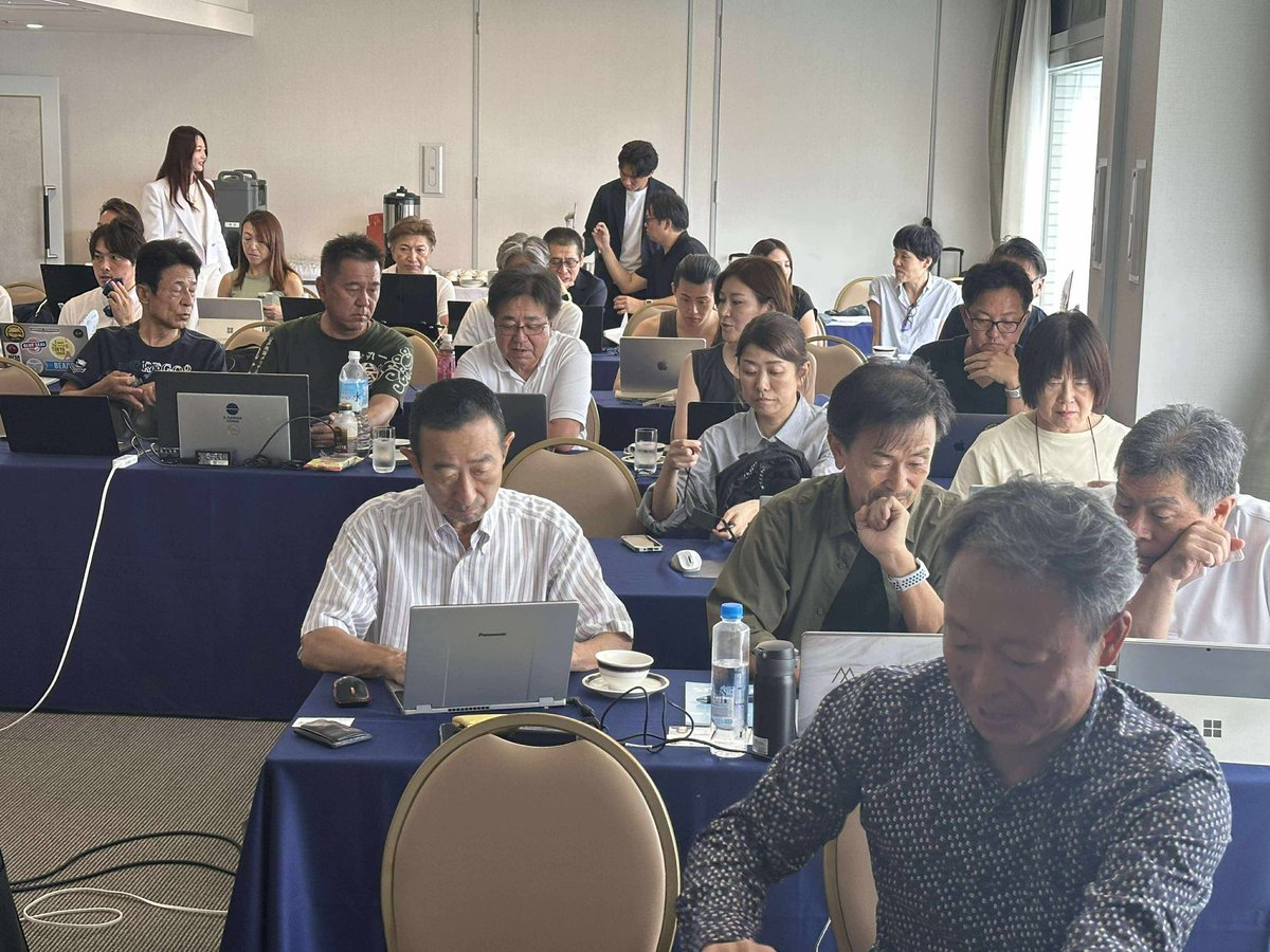 【mission経営計画合宿スタート！】
いよいよ始まりました！3日間にわたる経営計画合宿。
今回は総勢50名の参加となり、会場も賑わっています。
初日は自分からミッション経営流経営計画についての講義、
生産性を倍増させる経営計画における重要なポイントや、時代の流れを掴み