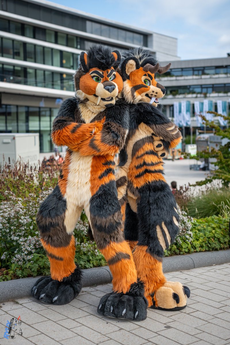 Double trouble 😈

📸 the amazing <a href="/RyuxWolf/">Ryuxwolf</a> 
#Eurofurence29