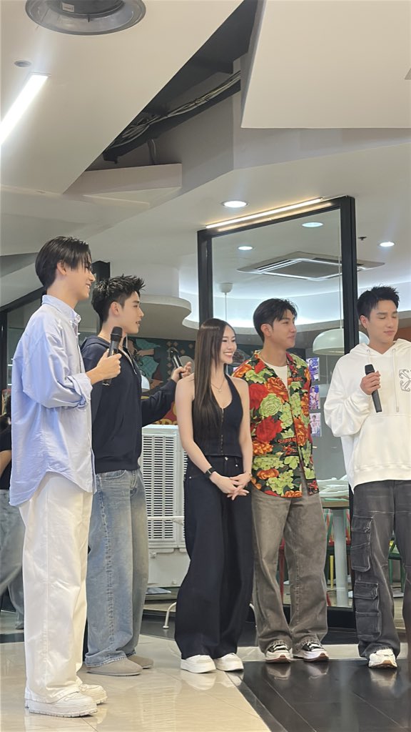 สุดหล่อมากันแล้ววว มีคนมาหาเยอะเลย💘

WINNYSATANG FS PRESS TOUR   #ThatSummerSeriesLIVE 

#ThatSummerSeries #WinnySatang
