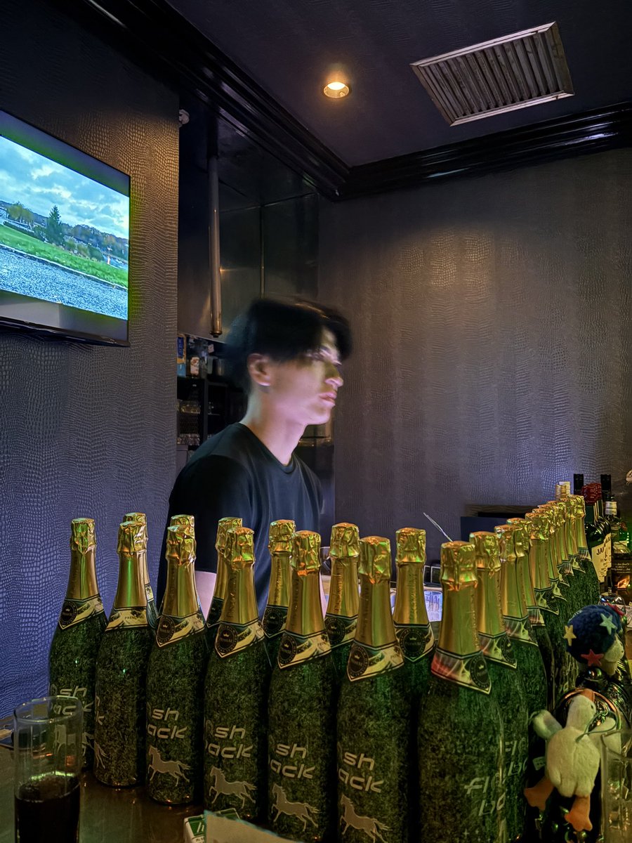 9/4（木）🔙FLASH BACK 🔙Open▶️

本日の酒乱達は…
ゆん🦴<a href="/yun_dayoiii/">ゆん</a> 
ぴぴ🃏 <a href="/pipi13262040/">pipi</a> 
なでこ <a href="/hoimin04050330/">なでこてゃん</a> 

どんどんブラッシュアップして最高に楽しい店を作り上げたいですね、フラッシュバックだけに。がはは！！

メンズ三人！よろしくお願いします‼️