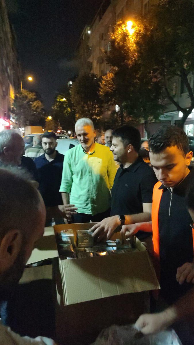 İlçe Başkanımız Sn. Av. Uğur Yılmaz ve teşkilat mensuplarımızla birlikte, Mevlid Kandili vesilesiyle İmam Buhari Camii’nde yatsı namazımızı eda ettik. Namaz sonrası camii cemaatine simit ikramında bulunarak kardeşlik ve muhabbet bağlarımızı pekiştirdik.

Kıymetli komşularımızla