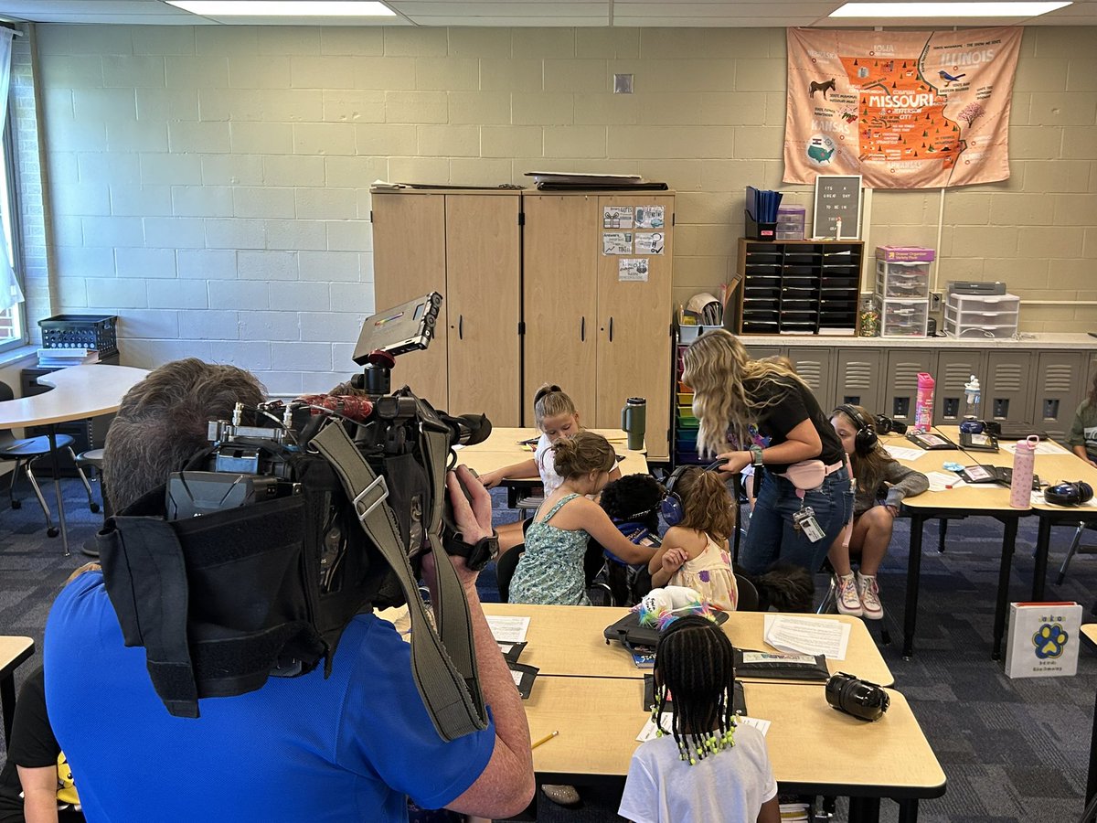 RachelRippKMBC's tweet image. I’m live this morning at #Chinn #Elementary 📚📓🚌✏️ talking about their brand new facility dog, Pepper! 🐕‍🦺🦴🐾@ParkHillSchools @kmbc