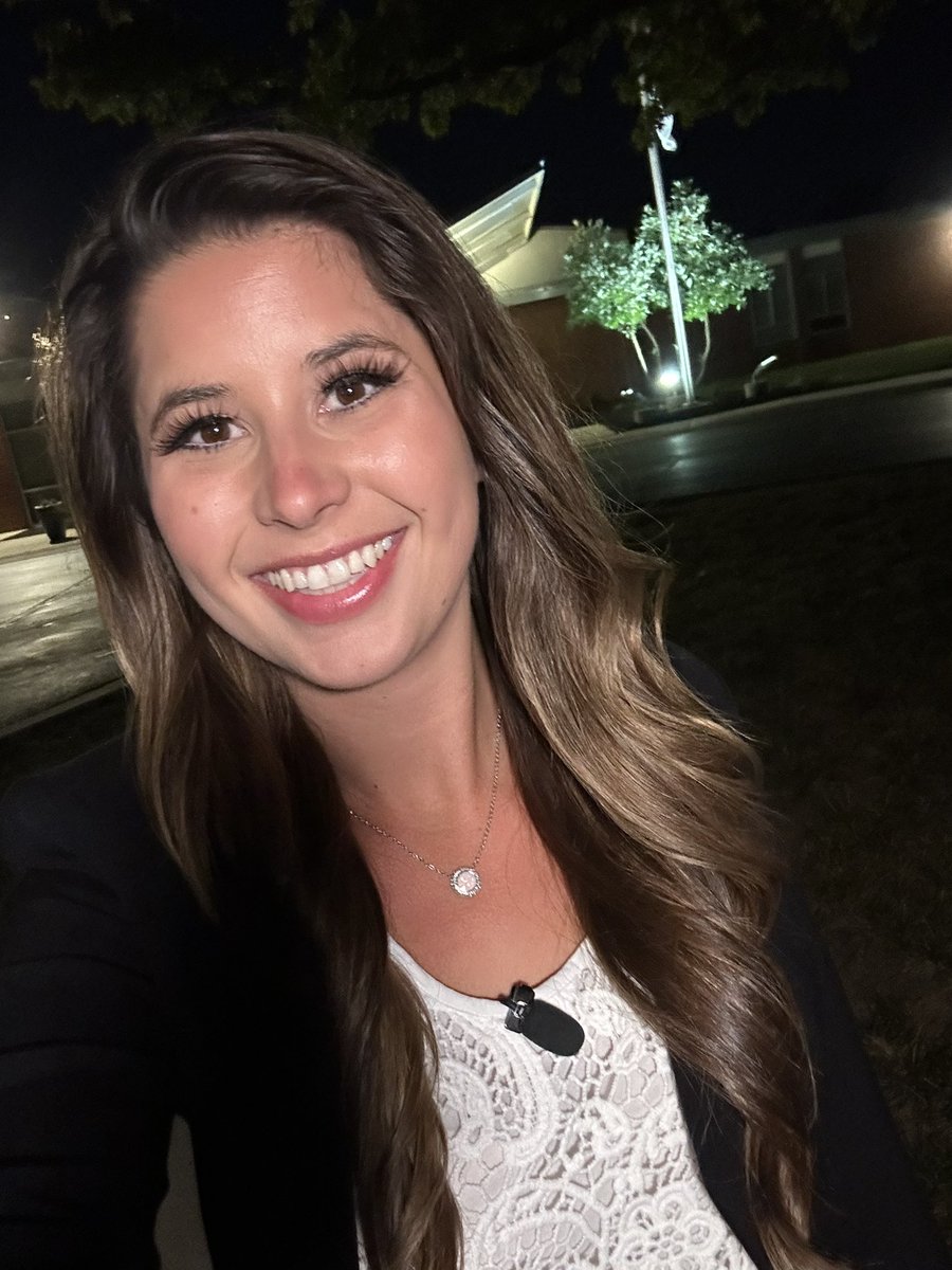 RachelRippKMBC's tweet image. I’m live this morning at #Chinn #Elementary 📚📓🚌✏️ talking about their brand new facility dog, Pepper! 🐕‍🦺🦴🐾@ParkHillSchools @kmbc