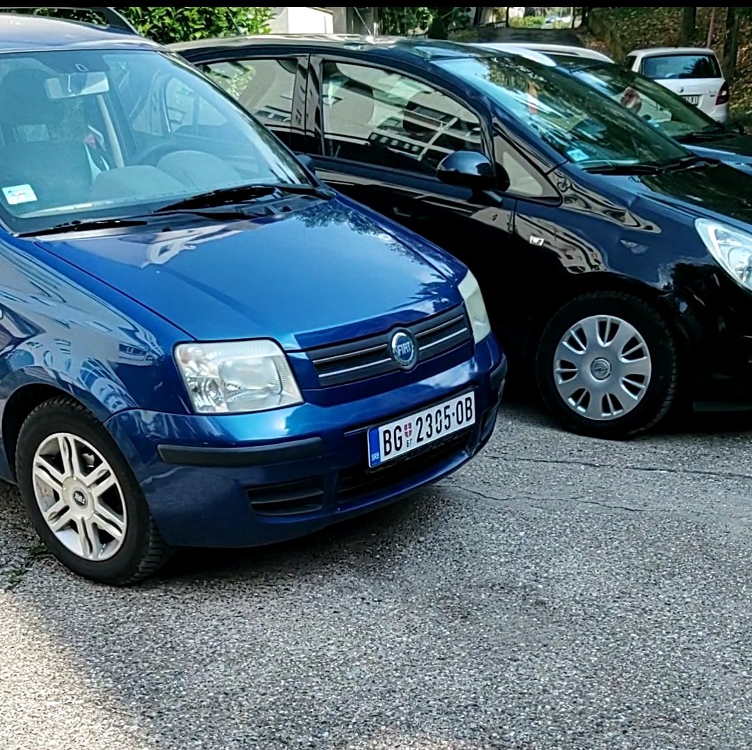 LazarevacWatch's tweet photo. @prijavi_problem GO Lazarevac, Ulica Veljka Vlahovića 34, na same stepenice kroz naselje naterani automobili i na prilazu stepenicama napravljen divlji parking. Kako proći tuda? https://t.co/cocvIuDTLi