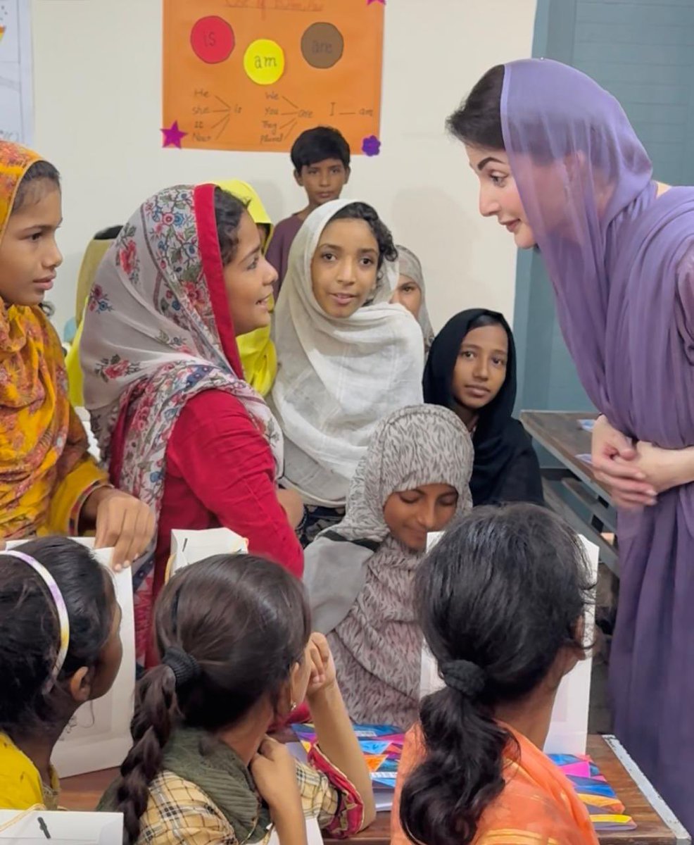MaryamNSharif's tweet photo. It’s both heartbreaking and inspiring to see children studying in makeshift classrooms in the rescue camps despite the hardships. Even in temporary schools, their determination to keep learning shines brightly. https://t.co/fjAdu94hrc