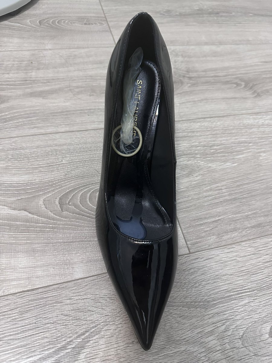 把刚打完炮的套套用来保养一下女朋友的圣罗兰😝#高跟鞋 #打胶 #保养