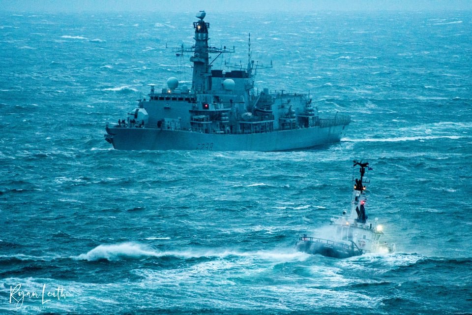 r116440's tweet photo. π¬π§ @RoyalNavy Lerwick Port Authority Tugboat & pilot boat 'Knab' heading out to Duke class (Type 23) #frigate HMS Northumberland (F239) as she arrives in Shetland, 12 Dec 2020 Β©οΈcredit embedded #warship @hms_nort #F239 #navy #naval https://t.co/fbBb3D9hDN