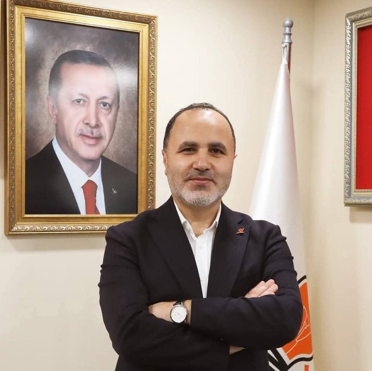 AKP Gaziosmanpaşa İlçe Başkanı Fatih Aydemir’in oğlu Muhammed Aydemir, babasının evdeki kasasını soydu.

Kasadan çalınanlar:

— 100 bin TL, 172 bin 575 dolar, 73 bin 640 euro

— 1 milyon 75 bin TL değerinde altın

— 20 bin dolar değerinde iki elmas yüzük

— 10 bin dolar değerinde