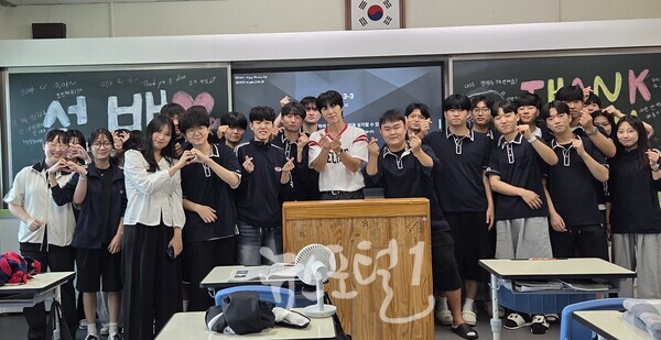 thdtndus92's tweet photo. 교실에서 재학생 후배들과 기념 촬영을 하는 유노윤호. 

일본과 중국 등 유노윤호의 해외 팬들이 최근까지도 광일고를 찾고 있다. 일부 팬들은 동방신기 앨범을 학교에 기증하거나, 장학금을 마련해 전달하는 등 따뜻한 응원을 이어가고 있다.

한편, 유노윤호는 최근 디즈니+ ‘파인, https://t.co/IceEdhSpPM
