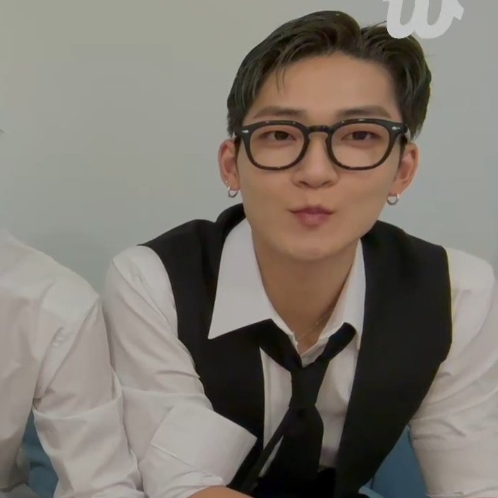 maple_boy0223's tweet photo. OMG! kevin's look! https://t.co/hlebz67cUL