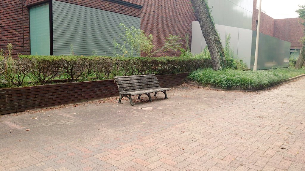 【 #とよこす　ロケ地紹介】

🪑豊橋公園🪑

10月4日(土)第2回とよこす！
tiget.net/events/422241

豊橋市美術博物館の裏手にあります

#ロケ
#コスプレ
#撮影
#豊橋  
#東海
#青春の1ページ
#青くないベンチ