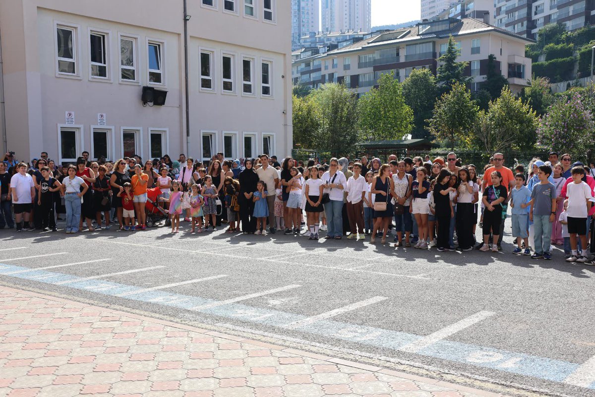 Maltepe İlçe Millî Eğitim Müdürlüğü (@maltepemem34) on Twitter photo 🏫 Millî Eğitim Müdürümüz <a href="/halebagceozbas/">Hale Bağce Özbaş</a>, İBB Barbaros Hayrettin Paşa Ortaokulumuzda düzenlenen Uyum Haftası Programı’na katılarak öğrenci, öğretmen, idareci ve velilerimize sağlık, mutluluk ve başarı dolu bir eğitim öğretim yılı diledi.
#MilliEğitimHazır
<a href="/tcmeb/">Millî Eğitim Bakanlığı</a> 🏫 Millî Eğitim Müdürümüz <a href="/halebagceozbas/">Hale Bağce Özbaş</a>, İBB Barbaros Hayrettin Paşa Ortaokulumuzda düzenlenen Uyum Haftası Programı’na katılarak öğrenci, öğretmen, idareci ve velilerimize sağlık, mutluluk ve başarı dolu bir eğitim öğretim yılı diledi.
#MilliEğitimHazır
<a href="/tcmeb/">Millî Eğitim Bakanlığı</a>