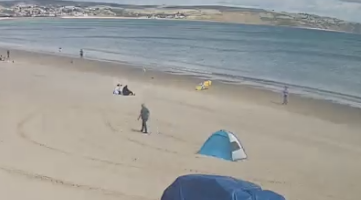 Girl26Robyn's tweet photo. yellow item on weymouth beach https://t.co/49DRX7IhlJ