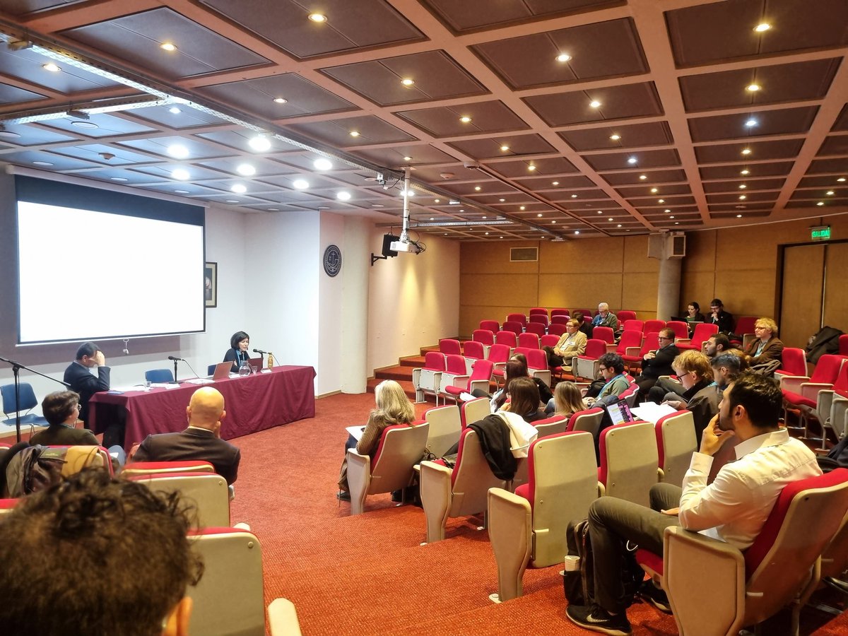 Arrancamos el segundo día del XXIX Coloquio de la SIEPM con <a href="/CamiEzidio/">Camila Ezídio</a> y su exposición sobre macro y microcosmos en Hildegarda de Bingen