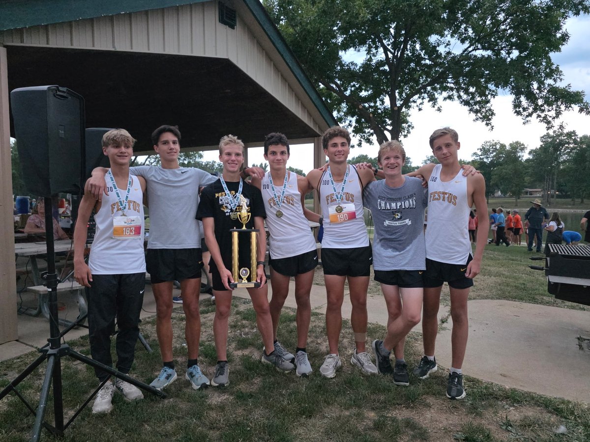 FestusCC's tweet image. Boys JV and Varsity won the Fleet Feet Classic last night