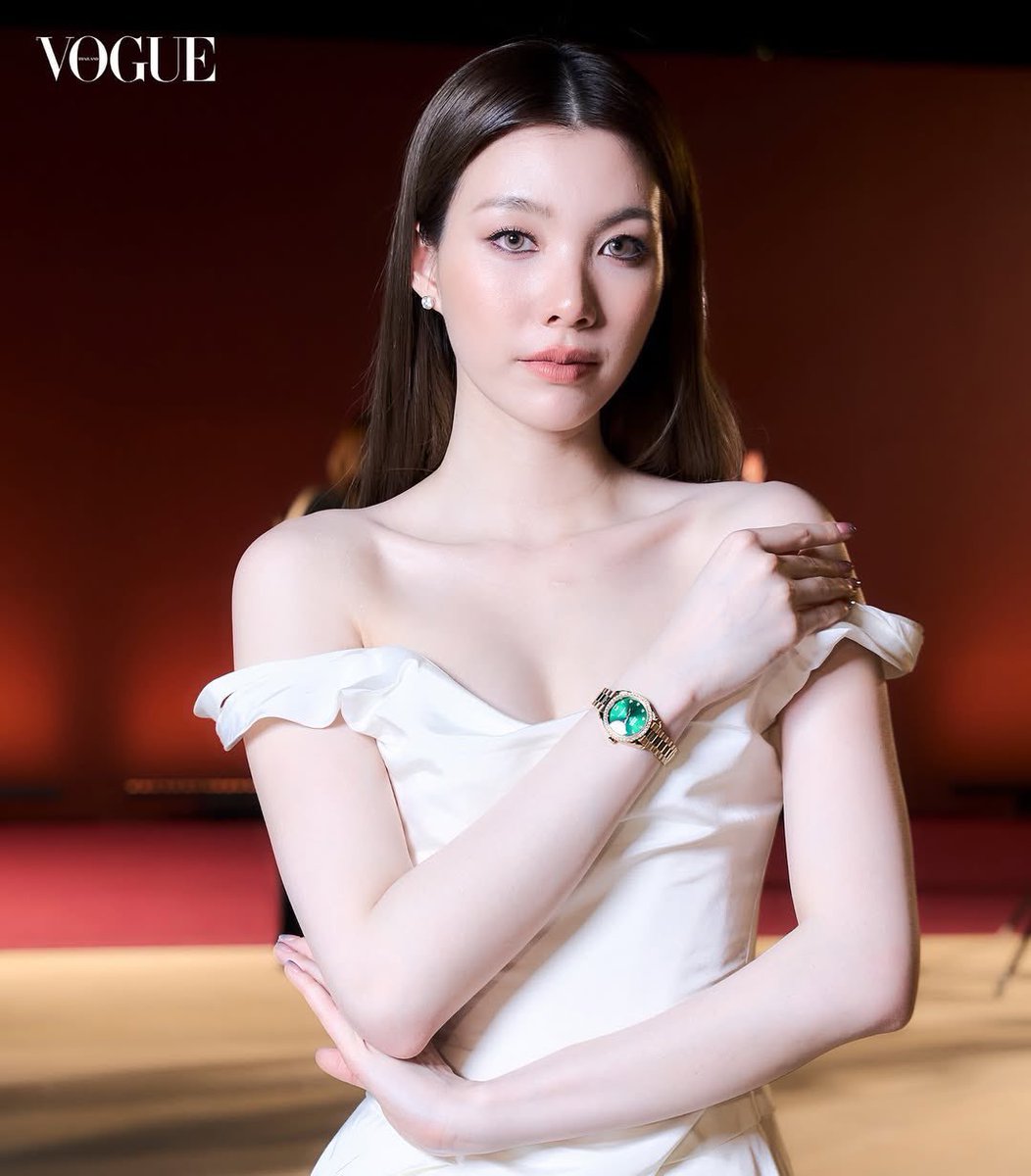 นาฬิกาที่ออมเลือกสวมใส่คือ OMEGA Seamaster Aqua Terra หนึ่งในคอลเลกชันระดับไอคอนที่ผสมผสานความสปอร์ตเข้ากับความหรูหราได้อย่างลงตัว ความโดดเด่นแรกที่ดึงดูดสายตาคือหน้าปัดสีเขียวเฉดพิเศษ ที่มอบทั้งความลุ่มลึกและมีชีวิตชีวาในคราวเดียวกัน