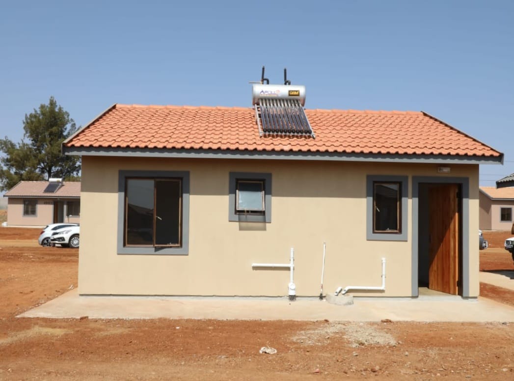 GP_DHS's tweet image. 💼 Beyond housing, the project is driving socio-economic change:
👩‍💼 113 subcontractors engaged
— 35 women-owned
— 21 youth-owned
— 3 PWD-owned businesses

#JobCreation #SMMEDevelopment