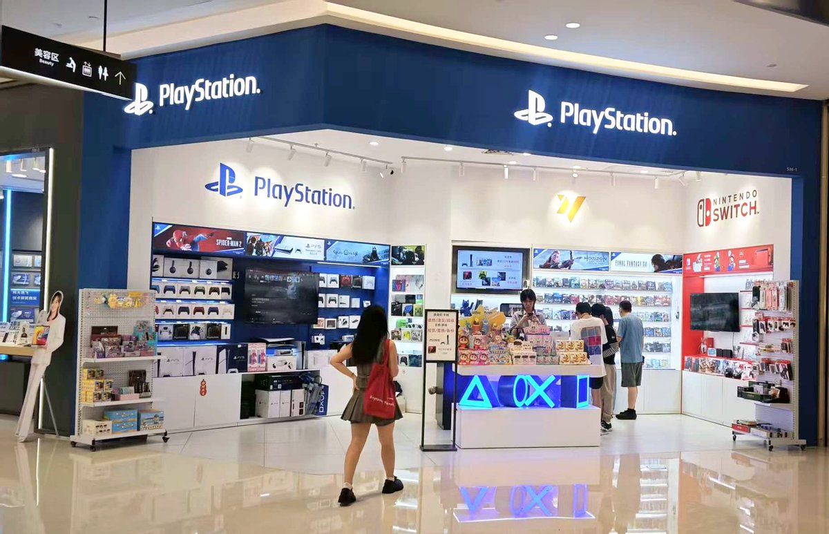 A PlayStation store selling Nintendo Switch games?

"This is China."

This is a legit store in a big fancy mall in Shenzhen. However, most of the games and consoles sold are unlicensed imports. 

How? Why? 🧵....
