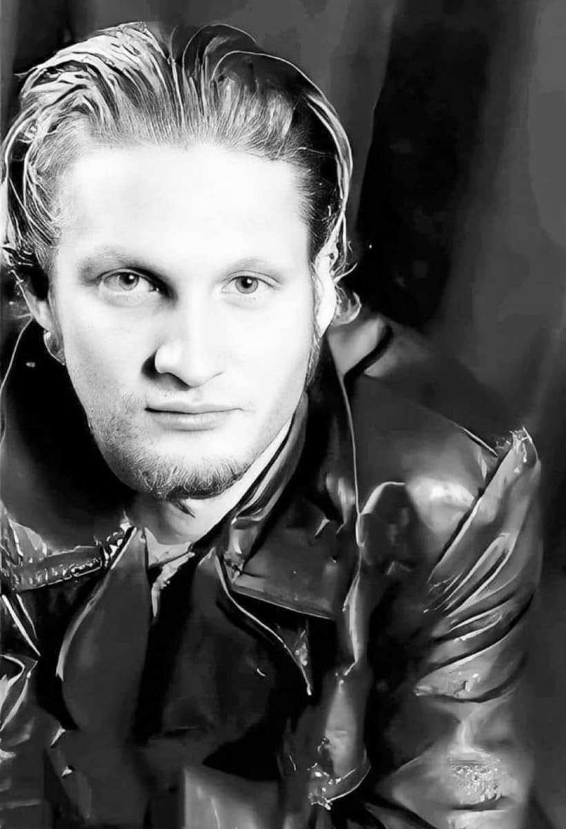 “We went on tour with RATM on Lollapalooza, and they were great, an amazing bunch of guys. I made a point to wake up early and go see these guys play, and “Killing In The Name Of” is one of my favorite songs by them, in fact it is my favorite song.”

Layne Staley | 1993