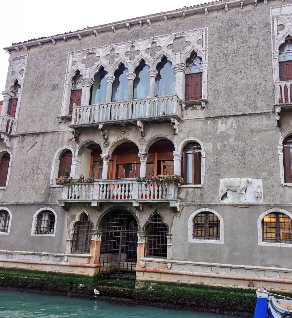 EnjoyRespectVe's tweet photo. @comunevenezia @eu_mayor @veneziaunica @lecittainfesta @TurismoVeneto @SerenissimaVe @CMVenezia 🐪 Sulla facciata del vicino PALAZZO MASTELLI compare un RILIEVO con un #cammello, richiamo evidente ai traffici verso l’Oriente. Le statue, databili tra il XIII e il XIV secolo, furono arricchite nel XV con turbanti in marmo greco. https://t.co/E97o0aQPFV