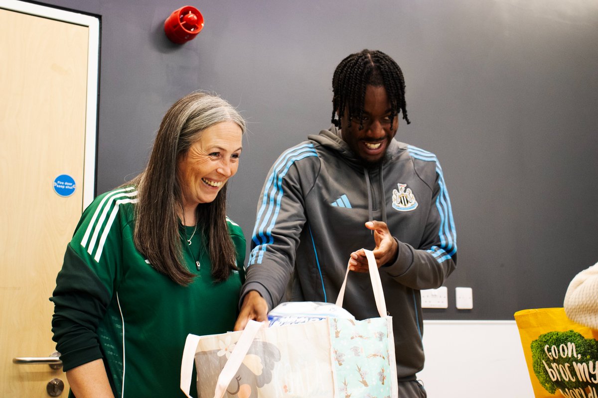 NCLFoodbank's tweet photo. A huge thank you to @AnthonyElanga for dropping by and helping out at our @NewcastlePantry session at @NU_Foundation! 🙌🖤🤍 https://t.co/tEvvQaeTEJ