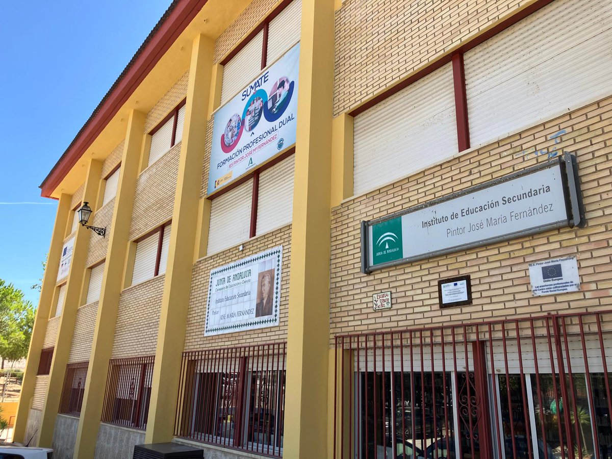 🖥 La <a href="/EducaAnd/">Consejería Desarrollo Educativo y FP</a> destina en #Málaga más de 26 M. para equipar los centros educativos con más de 10.400 Aulas Digitales Interactivas.
👉 Pablo Quesada visita el  IES Pintor José María Fernández de Antequera y destaca la innovación de esta medida.
🇪🇺 Financiado por la Unión Europea.