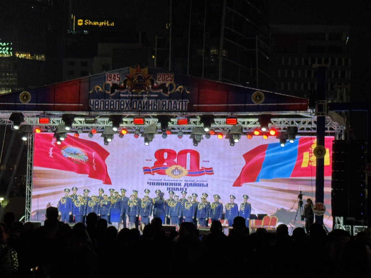 Сда талбай дээр улаан фашист Орозын дуу хуур болчихсон юу вэ сда огиудас төрчихлөө🤮🤮🤮