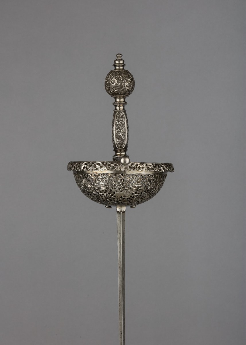 A phenomenally chiseled #Cuphilt #Rapier,

OaL: 58.25 in/148 cm
Blade Length: 52.6 in/133.7 cm
Weight: 3.6 lbs/1.6 kg

#Spain, ca. 1650, housed at the <a href="/metmuseum/">The Metropolitan Museum of Art</a>

#weapons #sword #earlymodern #themet #metmuseum #art #history