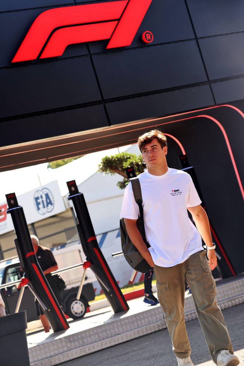 Carburando (@carburandotv) on Twitter photo ☀️🇮🇹 Así llegó <a href="/FranColapinto/">Franco Colapinto</a> al circuito de Monza para el media day en la previa del arranque de la actividad del GP de Italia.
#F1 #ItalianGP #Colapinto ☀️🇮🇹 Así llegó <a href="/FranColapinto/">Franco Colapinto</a> al circuito de Monza para el media day en la previa del arranque de la actividad del GP de Italia.
#F1 #ItalianGP #Colapinto
