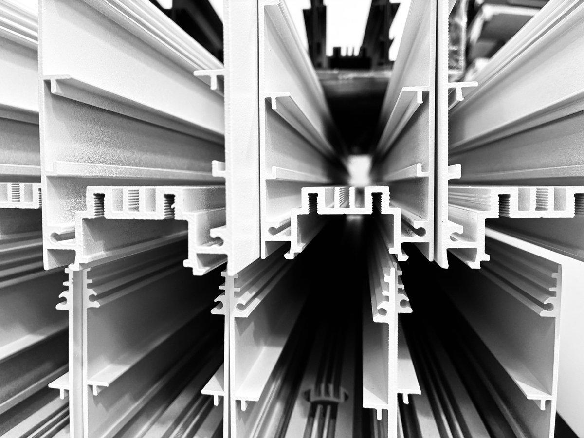 Sustainability doesn’t compromise style 💚 77% recycled aluminium LED linear extrusions. 

synergycreativ.com

#EcoLighting #LEDInnovation