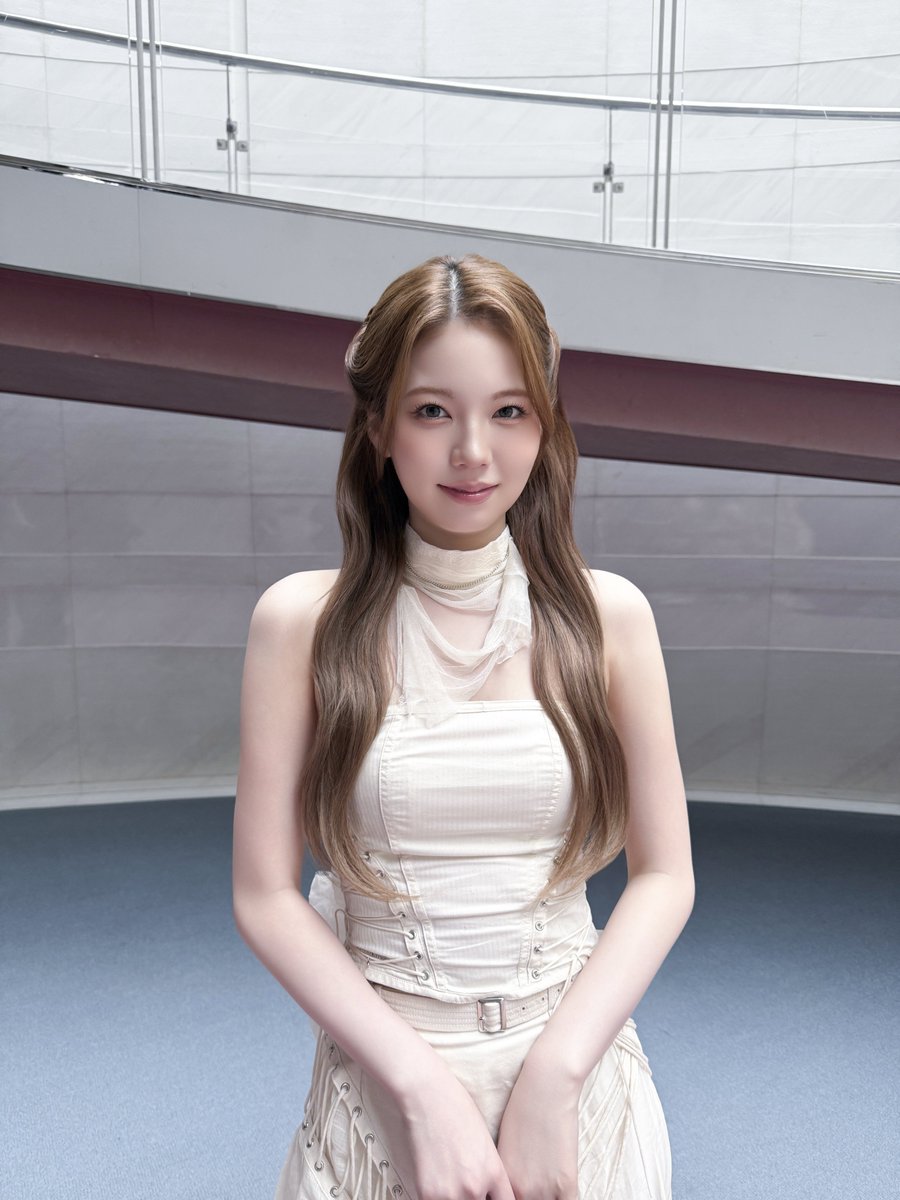 [#NiziU_CAM]
『𝑁𝑒𝑤 𝐸𝑚𝑜𝑡𝑖𝑜𝑛』Trailer Behind Cut 𓂋⋆˚

▼ NiziU(니쥬)『New Emotion』Trailer
youtu.be/hn4poPzqdeo

#AYAKA 
#NiziU #ニジュー #니쥬 #WithU
#NiziU_NewEmotion