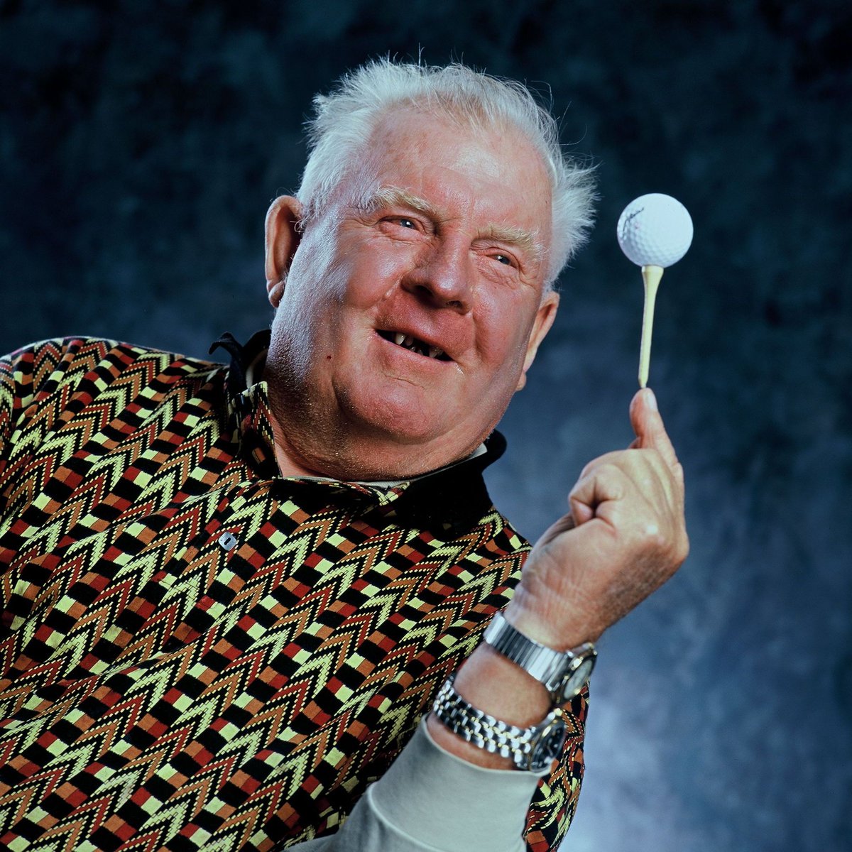 He dressed and played unconventionally but those who saw him golf called him a genius.
His shots were incredibly accurate, earning him the name Pipeline Moe.
A self-taught player, he had 17 hole-in-ones.
This is the story of Moe Norman.

🧵 1/10