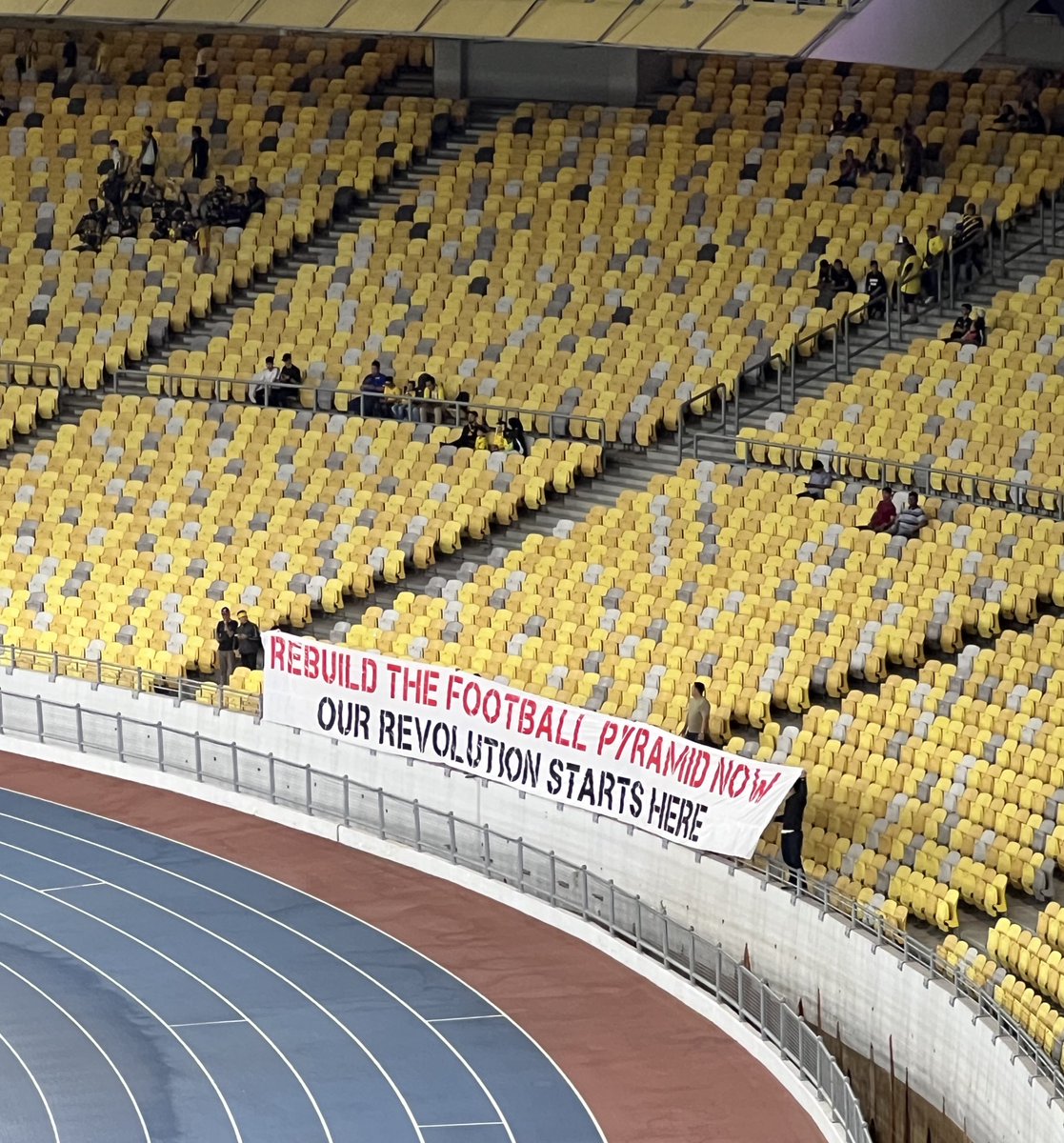 keeshmatstats's tweet image. This banner was raised as soon as singing of Negaraku concluded. 

👀