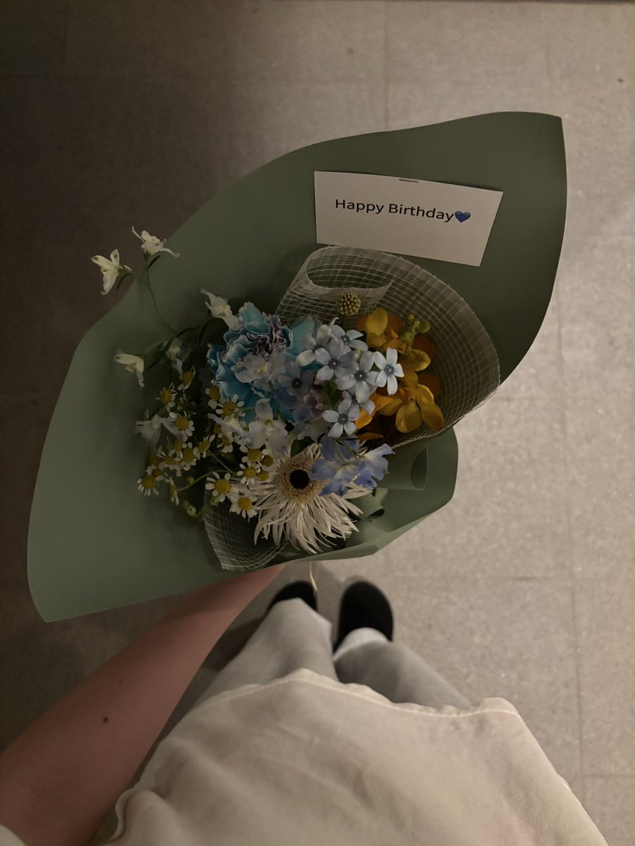 carrottatin's tweet photo. 不器用で色々と疎い彼、3年ちょい付き合って初めて花束をプレゼントしてくれました。念願叶って感極まりです。しかも最近マイブームのメロンカラーで包んでくれた🍈 さて26歳、立派なアラサーになるぞ( ◠‿◠ )♡ https://t.co/gVfjzs8RvR