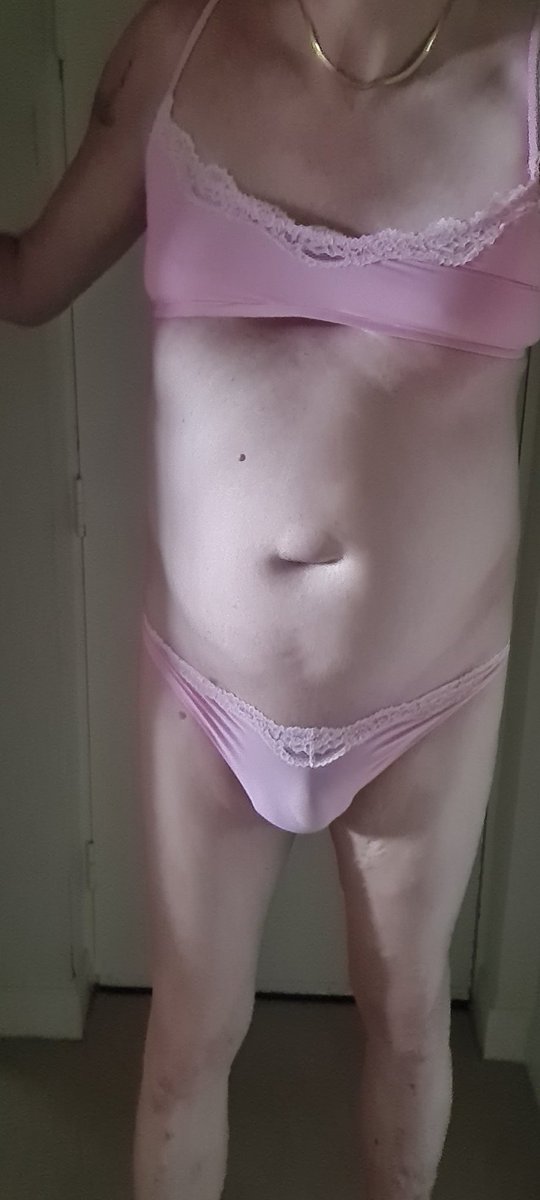 Katiecd9's tweet photo. Treated myself to some lingerie it feels amazing ❤️❤️❤️
#ukcrossdresser #skims https://t.co/flYdWql6n0