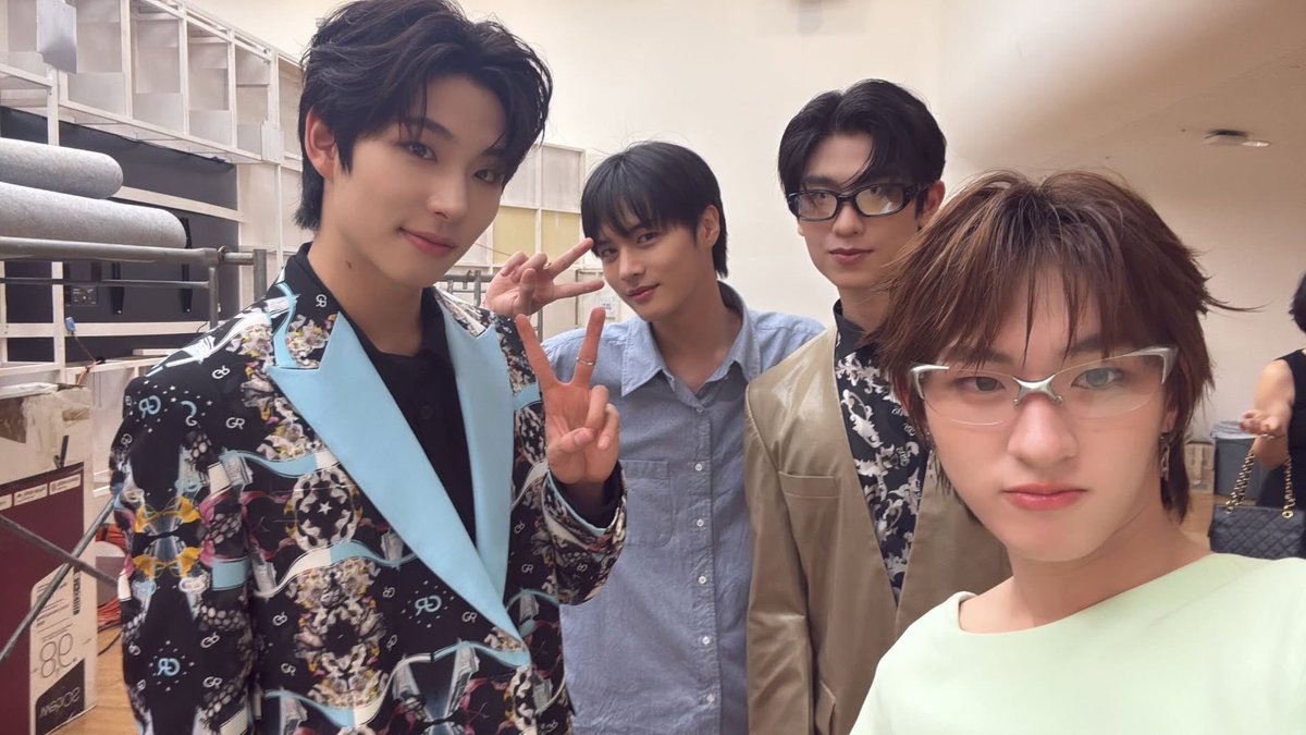 nugupromo's tweet photo. LUN8's Ji Eunho and B.D.U's Kim Minseo posed for a selfie with Thai actors Kong and Thomas at Seoul Fashion Week!

@LUN8_official @BDU4official https://t.co/BQItIROxI2