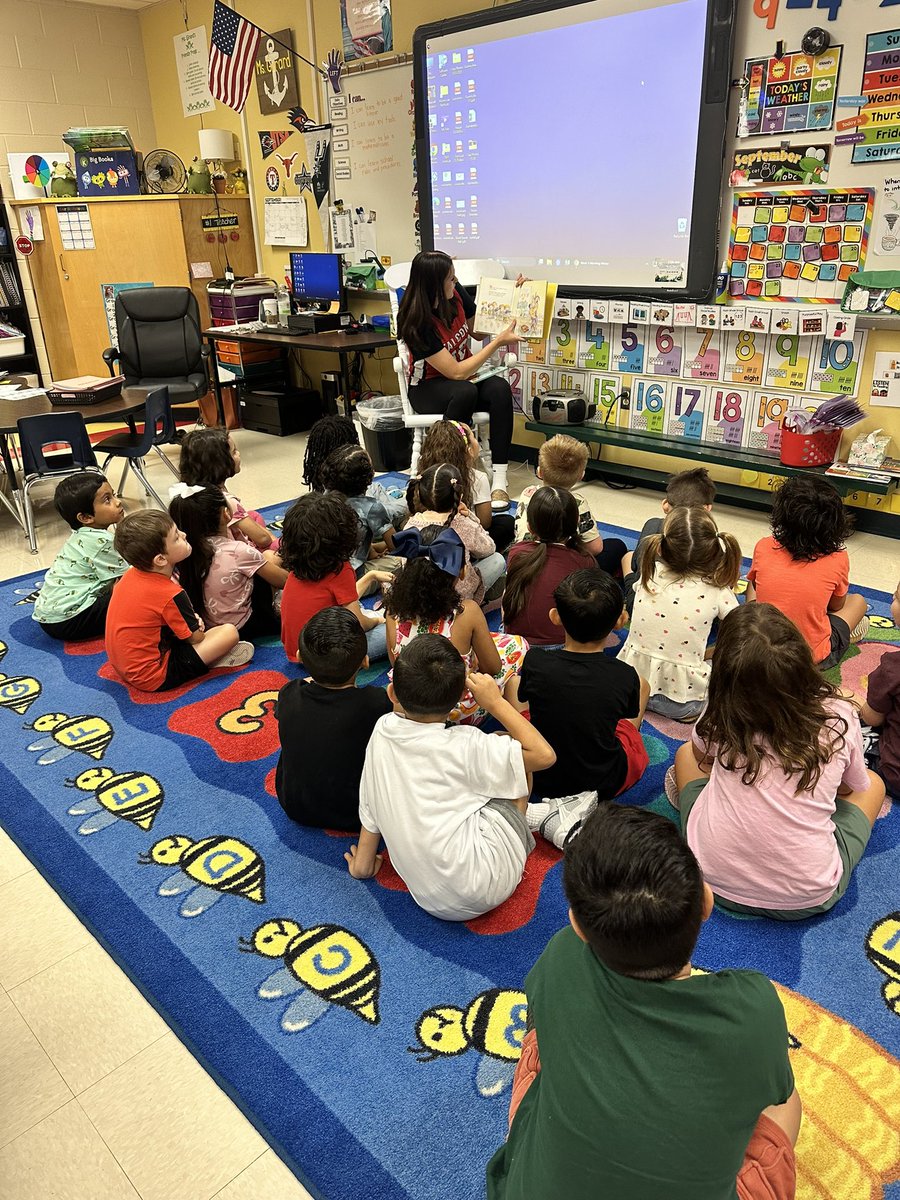 Our <a href="/NISDMurnin/">NISDMurnin</a> students had a wonderful treat this morning! <a href="/NISDSTEVENS/">NISDSTEVENS</a> Falcons Read begins today!!! 📚📚📚#LeadershipInAction