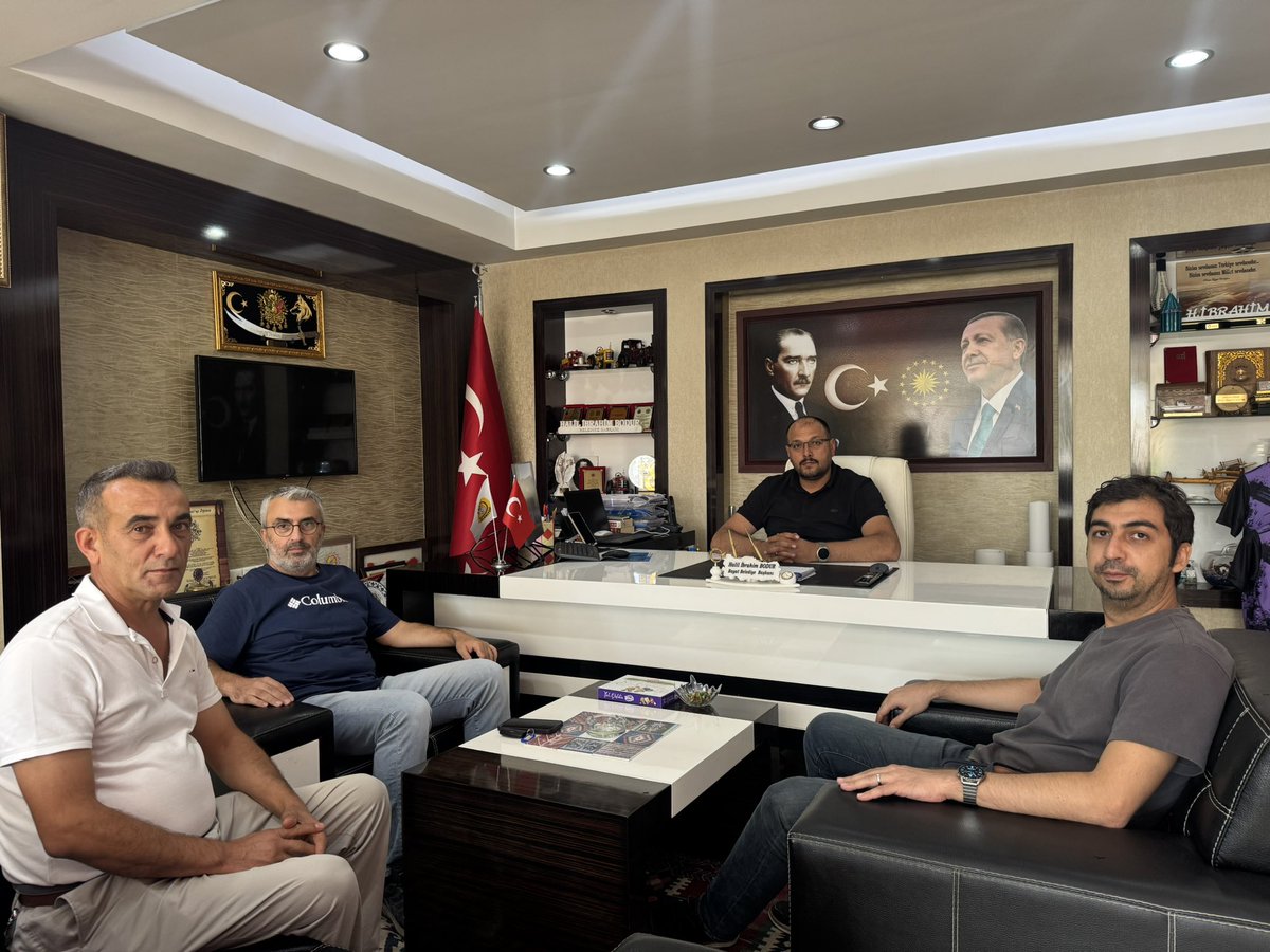 Belediye Başkanımız Sayın Halil İbrahim Bodur, Bayat Meslek Yüksekokulu Müdürü Deniz Yeni, Müdür Yardımcısı Mustafa Özbek ve Sekreter Hasan Bardakçı’yı makamında ağırladı.

 eğitim-öğretim dönemi ile ilgili istişarelerde bulunulan ziyaretten dolayı kendilerine teşekkür ediyorum.