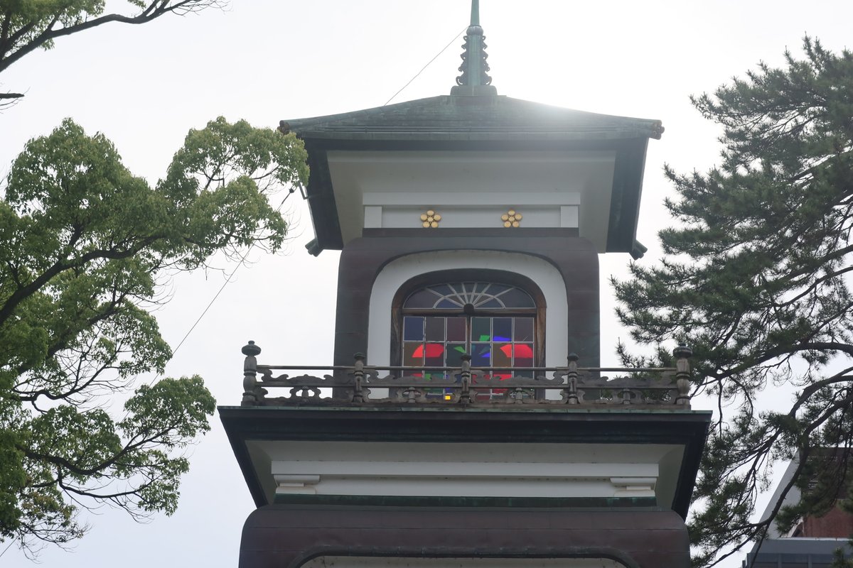 そして、尾山神社で有名なのがこの神門。
洋風建築を模しながら中国の様式も
取り入れられた独特のものです。
最上部にはギヤマン（ステンドグラス）が
取り付けられ、金沢の街を照らしています。
#やっすん旅日記
#小さなラブライブ