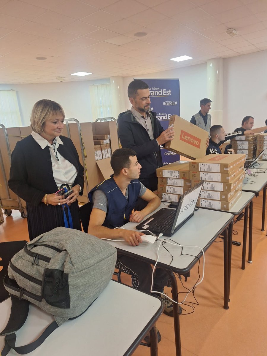 Lycée 4.0

Aujourd'hui, jeudi 4 septembre, Madame Meunier, proviseure du lycée Bouchardon, et Monsieur Marasi, conseiller régional, ont remis les ordinateurs aux élèves de seconde.
#ordinateur #lycee #numérique #chaumont #Hautemarne #connecté  #eleves #seconde #grandest