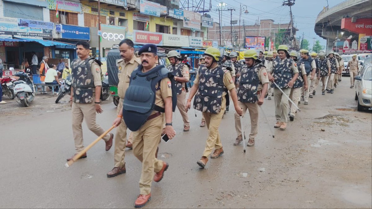 #SP_SBR #अशोक_कुमार_मीणा के निर्देशन में जनपद में आगामी त्योहारों व शांति एवं कानून व्यवस्था के दृष्टिगत #ASP_HQ व #C0_CITY द्वारा थाना रॉबर्ट्सगंज क्षेत्रान्तर्गत फ्लैग मार्च कर कराया गया सुरक्षा का अहसास-
<a href="/Uppolice/">UP POLICE</a>
<a href="/dgpup/">DGP UP</a>
<a href="/adgzonevaranasi/">ADG ZONE VARANASI</a>
<a href="/digmirzapur/">IG Range Mirzapur</a>