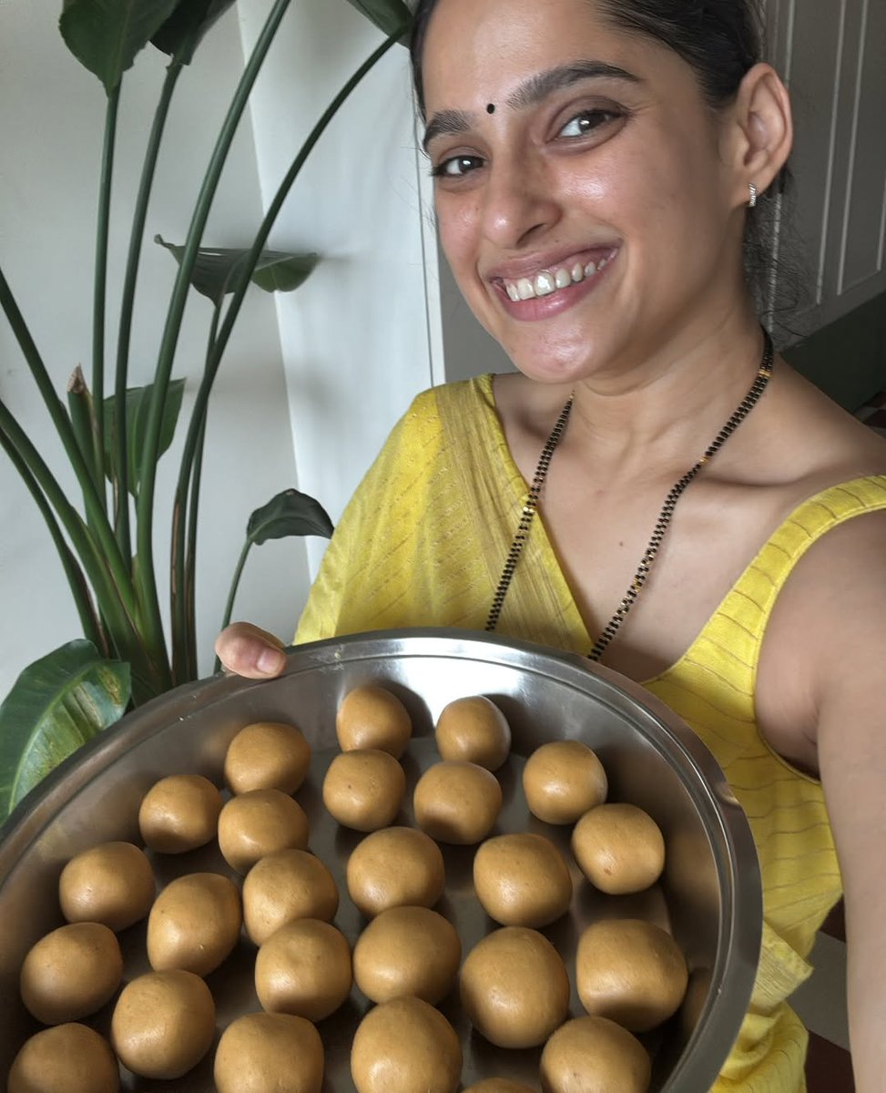 MarathiCineyug's tweet image. प्रिया-उमेश च्या नवीन घरी गणेशोत्सव साजरा झाला.
प्रियाने स्वतःच्या हाताने मोदक आणि लाडूचा नैवेद्य बनवला.

#Ganeshotsav #newhouse #priyabapat #umeshkamat