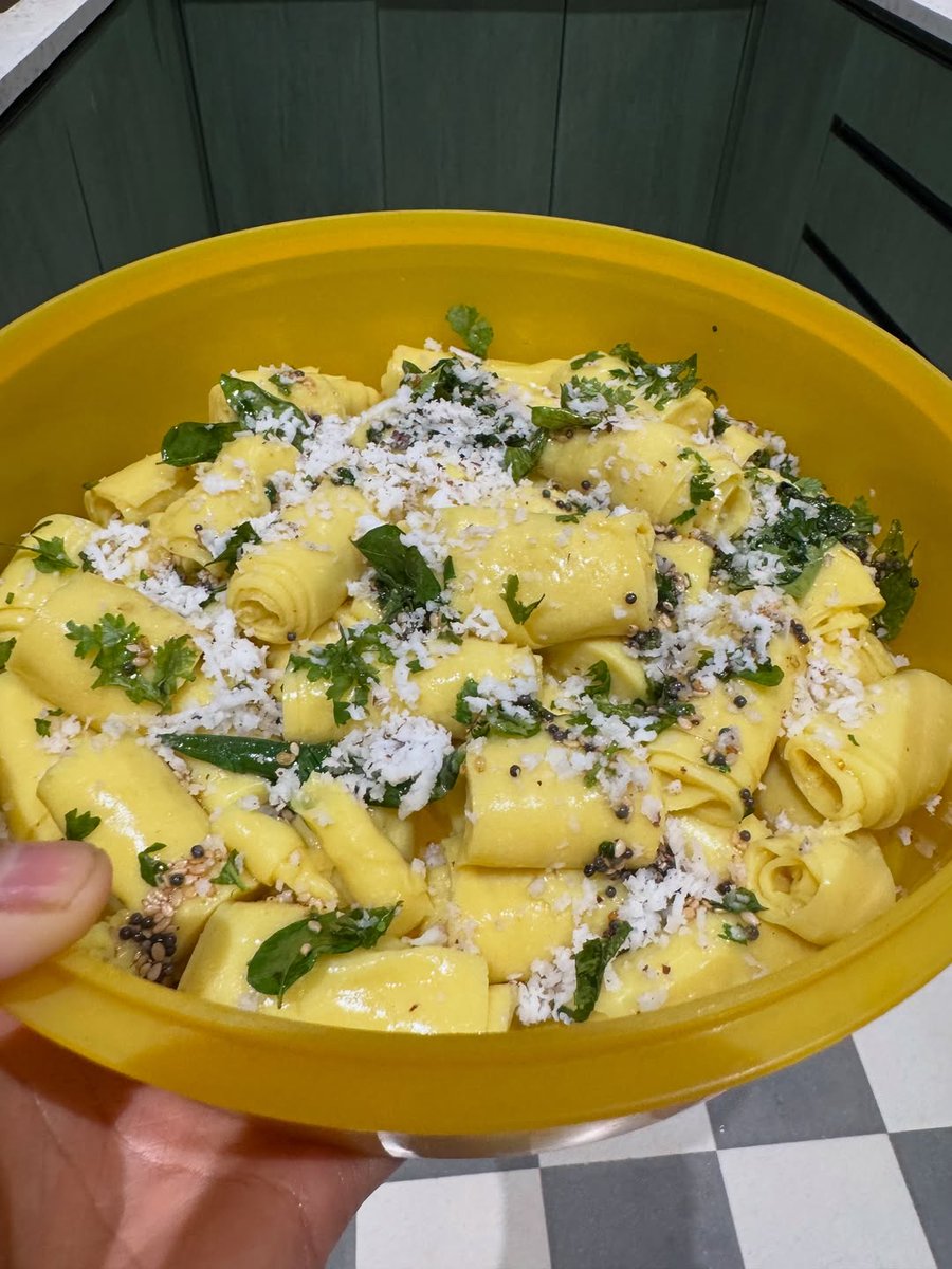 MarathiCineyug's tweet image. प्रिया-उमेश च्या नवीन घरी गणेशोत्सव साजरा झाला.
प्रियाने स्वतःच्या हाताने मोदक आणि लाडूचा नैवेद्य बनवला.

#Ganeshotsav #newhouse #priyabapat #umeshkamat