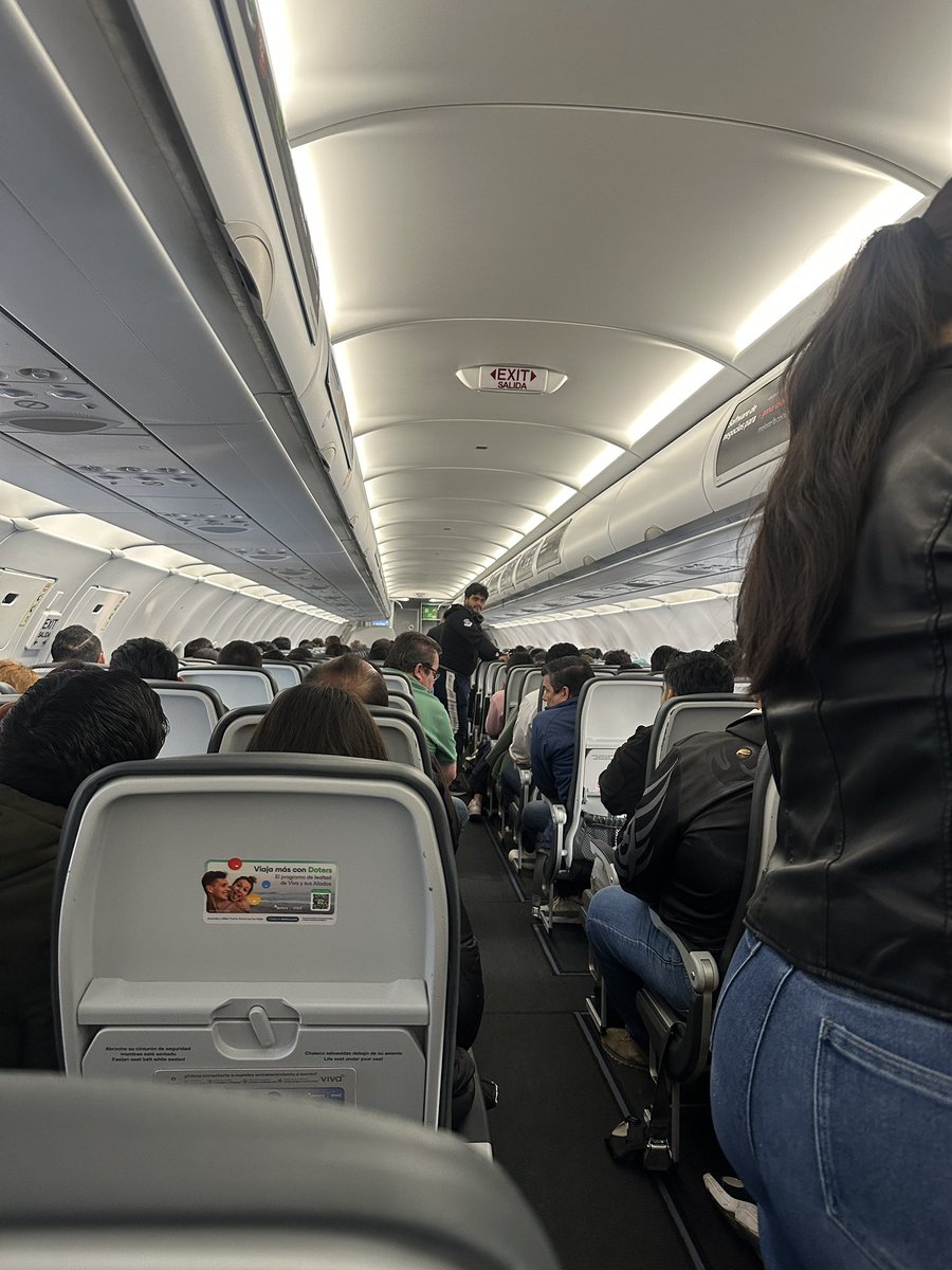 Qué increíble que no se levantaron todos cuando llegamos al aeropuerto un par nomas…