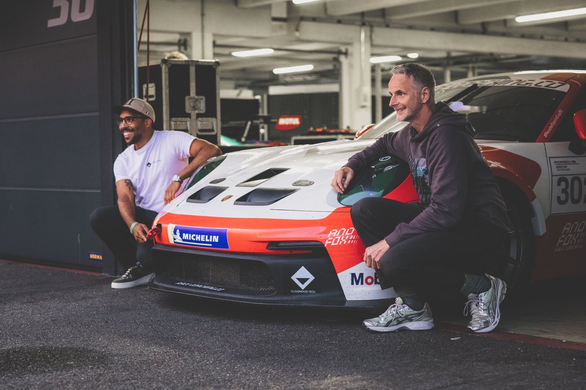 KevinBuildsHQ's tweet image. @_andyfox and I saw the   #PorscheGT3 #Cup 992 in our @circuitprestige livery for the first time! 
Exciting times! 
Have you ever sat in one?
