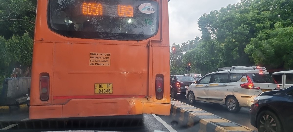 hansrajbhatt's tweet photo. I have accepted this as my destiny on return from office everyday😔.  These bus drivers encroach the 'Free left lane' and block entire traffic behind ! DTC, do you have spl bfg for your drivers to be violators like this? Location : Junction at Lodhi Rd &amp; Safdarjung Tomb. https://t.co/t1BlFvKKHi
