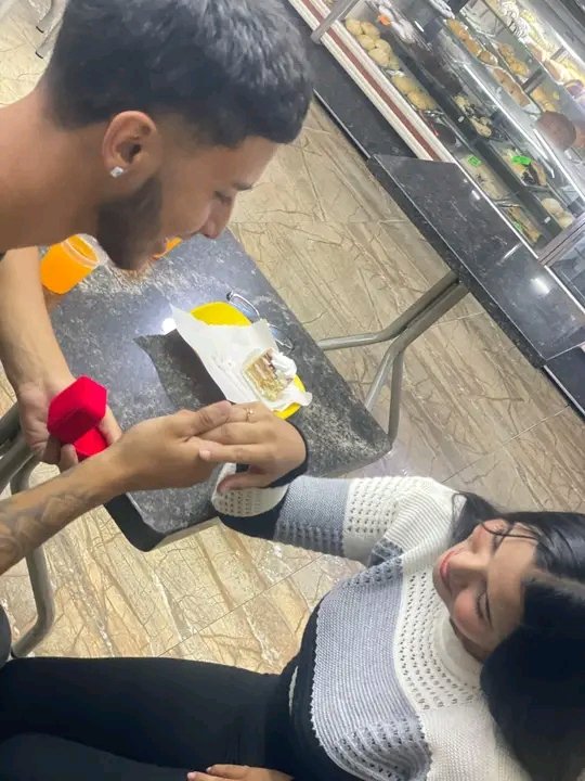 Lorkirs's tweet image. El país en guerra, la economía estancada, hay tensión política y la gente de Facebook criticando a este pana porque le pidió matrimonio a la novia en una panadería.