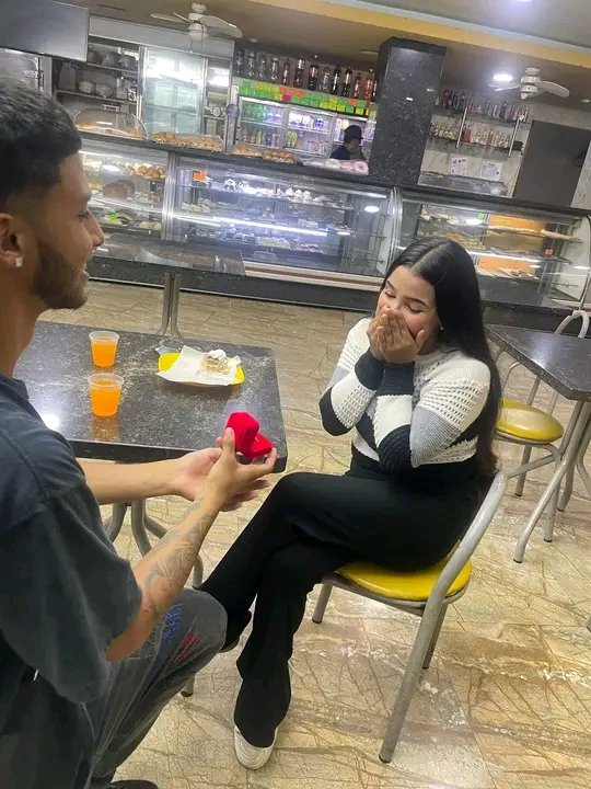 Lorkirs's tweet image. El país en guerra, la economía estancada, hay tensión política y la gente de Facebook criticando a este pana porque le pidió matrimonio a la novia en una panadería.